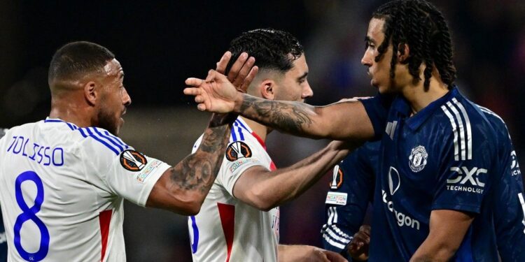 TAMPIL MAKSIMAL: Gelandang Prancis Lyon Corentin Tolisso (kiri) berdebat dengan bek Prancis Manchester United Leny Yoro. (Foto ilustrasi: ©Olivier CHASSIGNOLE / AFP)
