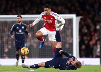 Manchester United Paksa Arsenal Nyerah di Kandang Sendiri 2 AKHIRI DRAMA: Aksi skuad Manchester United (MU) hajar Arsenal di Emirates Stadium, Minggu (25/1/2026) malam.