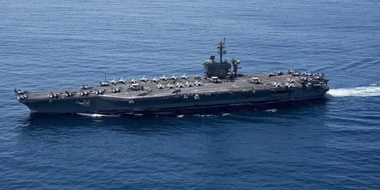 KETEGANGAN MENINGKAT: Armada tempur USS Abraham Lincoln tiba di Timur Tengah setelah mendapat perintah terbaru dari Menteri Pertahanan AS Lloyd Austin pada Senin (26/1/2026). (Foto: Dok/Anadolu Agency)