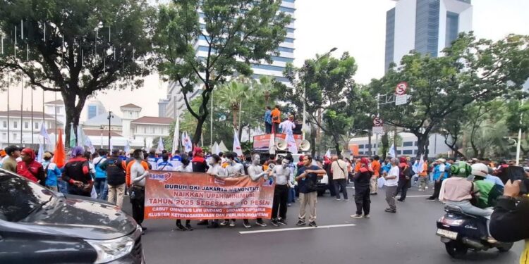 AKSI BURUH: Konfederasi Serikat Pekerja Indonesia (KSPI) DKI Jakarta menggelar unjuk rasa di Balai Kota DKI Jakarta, Gambir, Jakarta Pusat beberapa waktu lalu. (FOTO ILUSTRASI: istimewa)