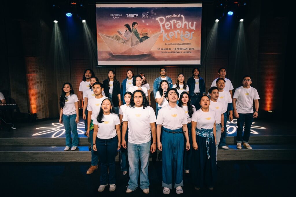 Penampilan dari Seluruh Pemeran Musikal Perahu Kertas 1 - Musikal Perahu Kertas, Mengajak Penonton Menghidupkan Kembali Mimpi-Mimpi yang Pernah Tertunda