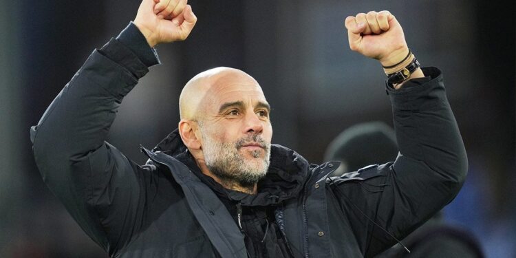 Pertemuan Perdana Guardiola dan Carrick di Laga Derby Manchester 1 LAGA DERBY: Pelatih Manchester City Pep Guardiola di lapangan hijau. (FOTO: AP Photo/Kin Cheung)