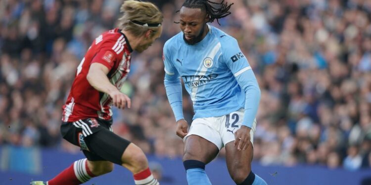 INJURY TIME: Aksi Antoine Semenyo (kanan) di laga Manchester City vs Exeter City di Piala FA pada Sabtu (10/1/2026). (FOTO: AP Photo/Ian Hodgson)