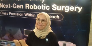 TEKNOLOGI CANGGIH: CEO RS MMC dr. Isnindyarti menjelaskan pengaplikasian robotic surgery di RS MMC, Setiabudi, Jakarta Selatan, Kamis (15/1/2026). (WAYTRI/KORANINDOPOS.COM)