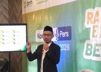 MAKSIMALKAN MANFAAT: Direktur Program dan Pendayagunaan LAZNAS BMH Syamsuddin menjelaskan program Ramadan dalam konferensi pers di Bangi Kopi Pasar Minggu, Jakarta Selatan, pada Senin (16/2/2026). (FOTO: WAYTRI/KORANINDOPOS.COM)