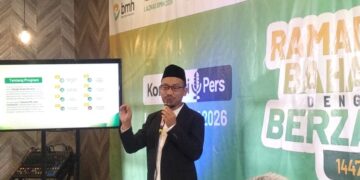 MAKSIMALKAN MANFAAT: Direktur Program dan Pendayagunaan LAZNAS BMH Syamsuddin menjelaskan program Ramadan dalam konferensi pers di Bangi Kopi Pasar Minggu, Jakarta Selatan, pada Senin (16/2/2026). (FOTO: WAYTRI/KORANINDOPOS.COM)