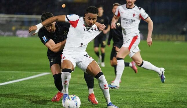 LAGA TANDANG: Pemain AC Milan, Christopher Nkunku (tengah), berebut bola dengan pemain Pisa, Simone Canestrelli, dalam pertandingan Serie A yang digelar di Pisa, Italia pada Sabtu (14/2/2026). (Foto: (c) Alessandro La Rocca/LaPresse via AP)
