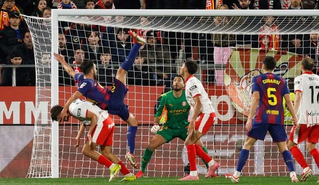 DRAMA PANJANG: Pemain Girona, Hugo Rincon, berebut bola dengan pemain Barcelona, Eric Garcia, dalam laga La Liga antara Girona melawan Barcelona pada Selasa (17/2/2026). (Foto: (c) AP Photo/Joan Monfort)