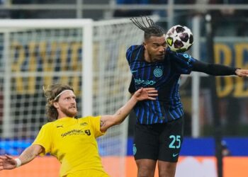 AKSI LAPANGAN: Pemain Inter Milan Manuel Akanji (kanan) berebut bola dengan pemain Bodo/Glimt Kasper Hogh pada laga play-off Liga Champions antara Inter vs Bodo/Glimt di San Siro pada Selasa (24/2/2026). (Foto: (c) AP Photo/Luca Bruno)