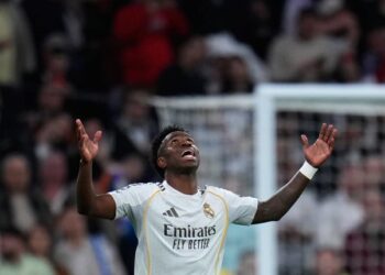 SARAT DRAMA: Pemain Real Madrid, Vinicius Junior, merayakan gol kedua timnya dalam leg kedua playoff Liga Champions melawan Benfica pada Kamis (26/2/2026) dini hari WIB. (Foto: (c) AP Photo/Manu Fernandez)