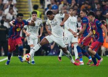 MENUJU FINAL: Perebutan bola antara bek Barcelona, Alejandro Balde, dengan gelandang Real Madrid, Jude Bellingham, di Supercopa de Espana pada 12 Januari 2026. (Foto Ilustrasi: (c) AP Photo/Altaf Qadri)