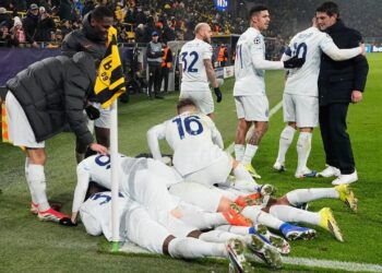DELAPAN LAGA: Selebrasi para pemain Inter Milan bersama pelatih Cristian Chivu (kanan) pada laga fase liga Liga Champions antara Borussia Dortmund vs Inter Milan, 28 Januari 2026 (Foto: (c) AP Photo/Martin Meissner)