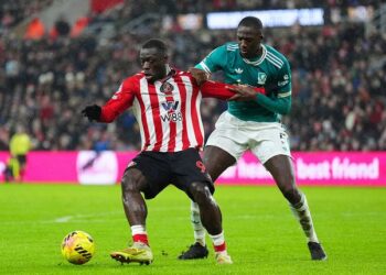 //caption GOL SEMATAWAYANG: Brian Brobbey dan Ibrahima Konate berebut bola dalam laga Premier League antara Sunderland vs Liverpool di Stadium of Light pada Kamis (12/2/2026) (Foto: (c) Owen Humphreys/PA via AP)
