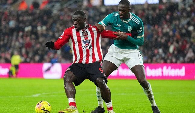//caption GOL SEMATAWAYANG: Brian Brobbey dan Ibrahima Konate berebut bola dalam laga Premier League antara Sunderland vs Liverpool di Stadium of Light pada Kamis (12/2/2026) (Foto: (c) Owen Humphreys/PA via AP)