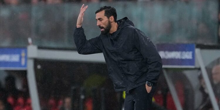 TAMPIL STABIL: Pelatih Real Madrid, Alvaro Arbeloa, memberikan instruksi kepada skuadnya saat melawan Benfica di Liga Champions pada 29 Januari 2026. (Foto: (c) AP Photo/Armando Franca)