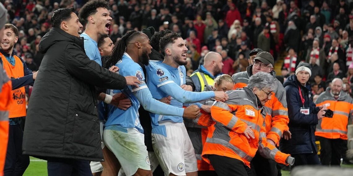 AKSI KEMENANGAN: Selebrasi pemain Manchester City usai membobol gawang Liverpool di Anfield dan meraih kemenangan 2-1. (Foto: (c) AP Photo/Jon Super)