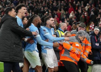 AKSI KEMENANGAN: Selebrasi pemain Manchester City usai membobol gawang Liverpool di Anfield dan meraih kemenangan 2-1. (Foto: (c) AP Photo/Jon Super)
