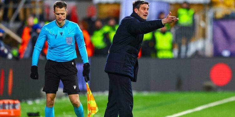 Keputusan Chivu Fatal, Inter Milan Dibantai 1-3 di Kandang Bodo 1 KEPUTUSAN FATAL: Pelatih Inter Milan Cristian Chivu memberikan instruksi kepada timnya saat pertandingan Liga Champions melawan Bodo/Glimt pada Kamis (19/2/2026) dini hari WIB. (Foto: (c) Mats Torbergsen/NTB Scanpix via AP)