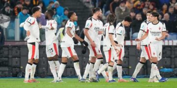 LIGA ITALIA: Pemain AC Milan, Koni De Winter (kiri), merayakan gol pembuka bersama Fikayo Tomori dalam pertandingan Serie A pada Senin (26/1/2026). (Foto: (c) AP Photo/Gregorio Borgia)
