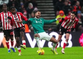 DUEL LAPANGAN: Cody Gakpo berebut bola dengan Noah Sadiki dan Enzo Le Fee dalam laga Premier League antara Sunderland vs Liverpool di Stadium of Light pada Kamis (12/2/2026) (Foto Ilustrasi: (c) Danny Lawson/PA via AP)