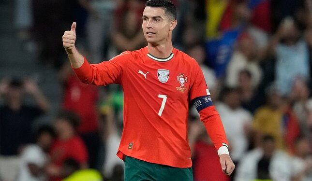AKSI PROTES: Penyerang dan kapten Timnas Portugal, Cristiano Ronaldo, saat tampil di Kualifikasi Piala Dunia 2026 melawan Hungaria pada 14 Oktober 2025. (Foto: Dok/(c) AP Photo/Armando Franca)