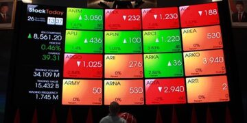 SENTIMEN POSITIF: Karyawan di depan layar indeks harga saham gabungan (IHSG) di Bursa Efek Indonesia (BEI) pada Rabu (26/11/2025). (Foto Ilustrasi: Bloomberg Technoz/Andrean Kristianto)