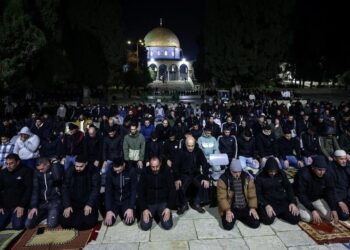 TEKANAN POLITIK: Ribuan warga Palestina tetap khusyuk menjalankan Tarawih perdana Ramadan 1447 Hijriah di Masjid Al-Aqsa pada Rabu (18/2/2026). (Reuters/Jamal Awad)