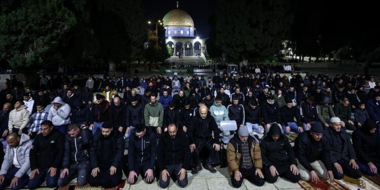 TEKANAN POLITIK: Ribuan warga Palestina tetap khusyuk menjalankan Tarawih perdana Ramadan 1447 Hijriah di Masjid Al-Aqsa pada Rabu (18/2/2026). (Reuters/Jamal Awad)