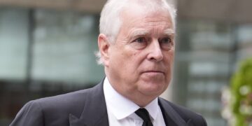 SKANDAL EPSTEIN: Mantan pangeran Inggris Andrew Mountbatten-Windsor resmi keluar dari kediaman kastil Windsor ke estate kerajaan di Inggris timur. Andrew semakin disorot publik karena kasus predator seksual dan pedofilia Jeffrey Epstein. (Foto: Dok/radionewshub.com)