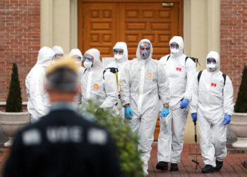 VIRUS MENULAR: Anggota Unit Darurat Militer (UME) meninggalkan sebuah panti jompo setelah melakukan prosedur disinfeksi selama wabah penyakit virus corona (COVID-19) di Madrid, Spanyol. (Foto Ilustrasi: Reuters/Susana Vera)