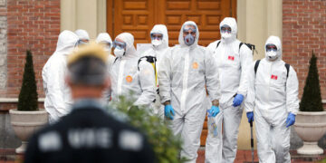 VIRUS MENULAR: Anggota Unit Darurat Militer (UME) meninggalkan sebuah panti jompo setelah melakukan prosedur disinfeksi selama wabah penyakit virus corona (COVID-19) di Madrid, Spanyol. (Foto Ilustrasi: Reuters/Susana Vera)