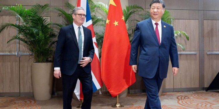 BANGUN KERJA SAMA: Perdana Menteri Inggris Sir Keir Starmer (kiri) saat pertemuan bilateral dengan Presiden Xi Jinping dari Tiongkok dalam rangka menghadiri KTT G20 di Rio de Janeiro, Brasil. (Foto Ilustrasi: Dok/Stefan Rousseau/Pool via REUTERS)