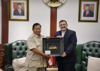 HUBUNGAN DIPLOMATIK: Pertemuan antara Prabowo Subianto saat masih menjabat Menteri Pertahanan RI dengan Duta Besar (Dubes) Iran untuk Indonesia Mohammad Boroujerdi (kanan) di Kantor Kemhan, Jakarta, beberapa waktu lalu. (Foto; Dok/Kemhan.go.id)