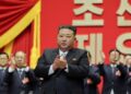 PELUANG DIPLOMASI: Kim Jong Un dalam satu seremonial kenegaraan. Dia pertimbangkan mau berteman dengan AS, tapi tetap memusuhi Korsel. (Foto: Via REUTERS/KCNA)