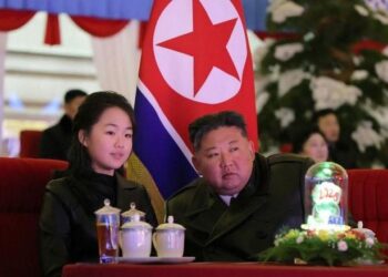 GENERASI BARU: Kim Ju Ae (kiri) duduk berdampingan dengan ayahnya, Kim Jong Un, dalam satu seremonial kenegaraan. (AFP/STR)