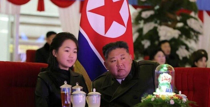 GENERASI BARU: Kim Ju Ae (kiri) duduk berdampingan dengan ayahnya, Kim Jong Un, dalam satu seremonial kenegaraan. (AFP/STR)
