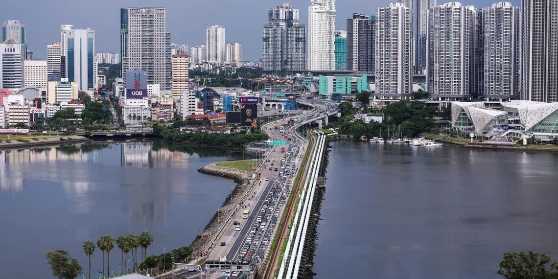 DPR Malaysia Sahkan UU Kereta Cepat Johor–Singapura 1 PADAT MERAYAP: Causeway Johor–Singapura menghubungkan pusat kota Johor Bahru (JB) dengan Woodlands di Singapura. (Foto Ilustrasi: Id.trip.com)