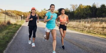AKTIVITAS FISIK: Tiga perempuan melakukan jogging untuk menjaga kesehatan tubuh. (Foto Ilustrasi: netralnews.com)