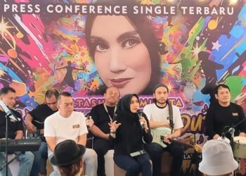 EKSPLORASI KARYA: Natasha Pramudita (tengah) merilis single barunya Mendadak Dangdut dalam keterangan pers di Jakarta pada Senin (16/2/2026). (FOTO: SHANTY AULIA/KORANINDOPOS.COM)