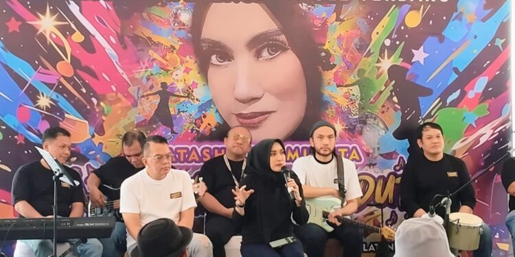 Rilis Single Baru, Natasha Pramudita Banting Setir Ke Dangdut 1 EKSPLORASI KARYA: Natasha Pramudita (tengah) merilis single barunya Mendadak Dangdut dalam keterangan pers di Jakarta pada Senin (16/2/2026). (FOTO: SHANTY AULIA/KORANINDOPOS.COM)