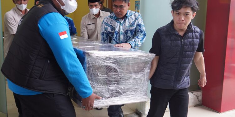 KEHADIRAN NEGARA: Dirjen Pemberdayaan KemenP2MI Muh. Fachri (batik) bersama tim KemenP2MI membawa peti jenazah Ningsih Hati, seorang PMI nonprosedural, untuk dipulangkan ke kampung halamannya di Sumbawa, Nusa Tenggara Barat pada Kamis (19/2/2026). (Foto: Humas KemenP2MI)