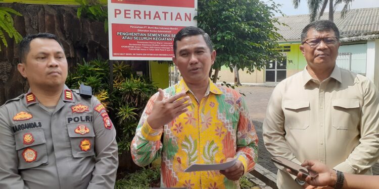 KemenP2MI Sanksi Dua P3MI di Bekasi Karena Langgar Aturan Penempatan PMI 1 TINDAK TEGAS: Direktur Jenderal Pelindungan KemenP2MI Rinardi (tengah) memberikan keterangan terkait sanksi kepada PT Bumi Mas Indonesia Mandiri di Jatiasih, Bekasi, Jawa Barat. (FOTO: HARIS SUNANDAR/KORANINDOPOS.COM)