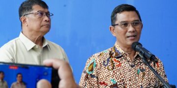 TINDAK TEGAS: Direktur Jenderal Pelindungan KemenP2MI Rinardi (kanan) memberikan keterangan kepada awak media terkait penghentian sementara operasional PT Bahtera Tullus Karya. (FOTO: HARIS SUNANDAR/KORANINDOPOS.COM)