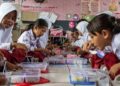 KONTROVERSIAL: Para pelajar SD menyantap menu program makan bergii gratis (MBG). (Foto Ilustrasi: Setneg.go.id)