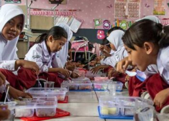 KONTROVERSIAL: Para pelajar SD menyantam menu program makan bergii gratis (MBG). (Foto Ilustrasi: Setneg.go.id)