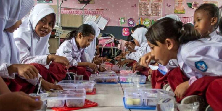 Pelajar di 2 Kabupaten Keracunan MBG, IPI Klaim Survei Gen Z 12,2 Persen Puas 1 KONTROVERSIAL: Para pelajar SD menyantam menu program makan bergii gratis (MBG). (Foto Ilustrasi: Setneg.go.id)