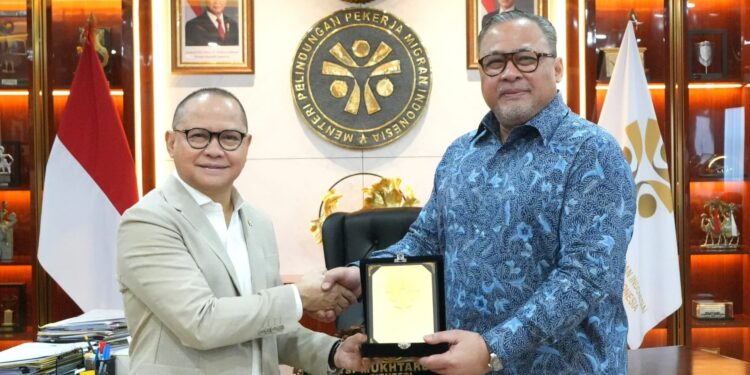KemenP2MI Perkirakan 50.000 PMI Akan Dideportasi Dari Malaysia Tahun Ini 1 FASILITASI PMI: Menteri Pelindungan Pekerja Migran Indonesia (KemenP2MI) Mukhtarudin (kiri) menerima kunjungan kehormatan Duta Besar Luar Biasa dan Berkuasa Penuh (LBBP) RI untuk Malaysia Raden Dato Mohammad Iman Hascarya Kusumo di Kantor Kementerian P2MI, Pancoran, Jakarta Selatan pada Rabu (18/2/2026). (FOTO: HARIS SUNANDAR/KORANINDOPOS.COM)