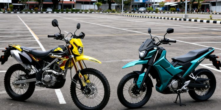 SI PERUSAK PASAR: Kawasaki D-Tracker 150 SE (kiri) vs Honda X-Tracker 150. (Foto Ilustrasi: AP MOTOR.co.id)