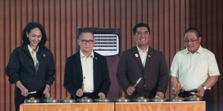 MIGRANT CENTRE: Menteri Pelindungan Pekerja Migran Indonesia (P2MI) Mukhtarudin (dua dari kiri) meresmikan Migrant Center Universitas Indonesia (UI) di Balairung UI, Depok, Jawa Barat pada Senin (2/2/2026). (Foto: Dok/Humas KP2MI)