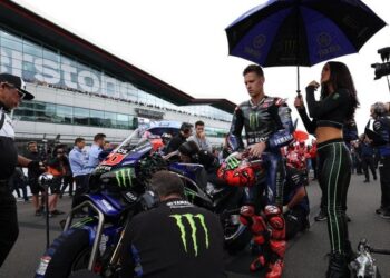 BELUM PUAS: Fabio Quartararo mengaku motor Yamaha tunggangannya sulit mengejar motor tim pabrikan lain dalam tes MotoGP di Sepang. (Foto: AFP/ADRIAN DENNIS)